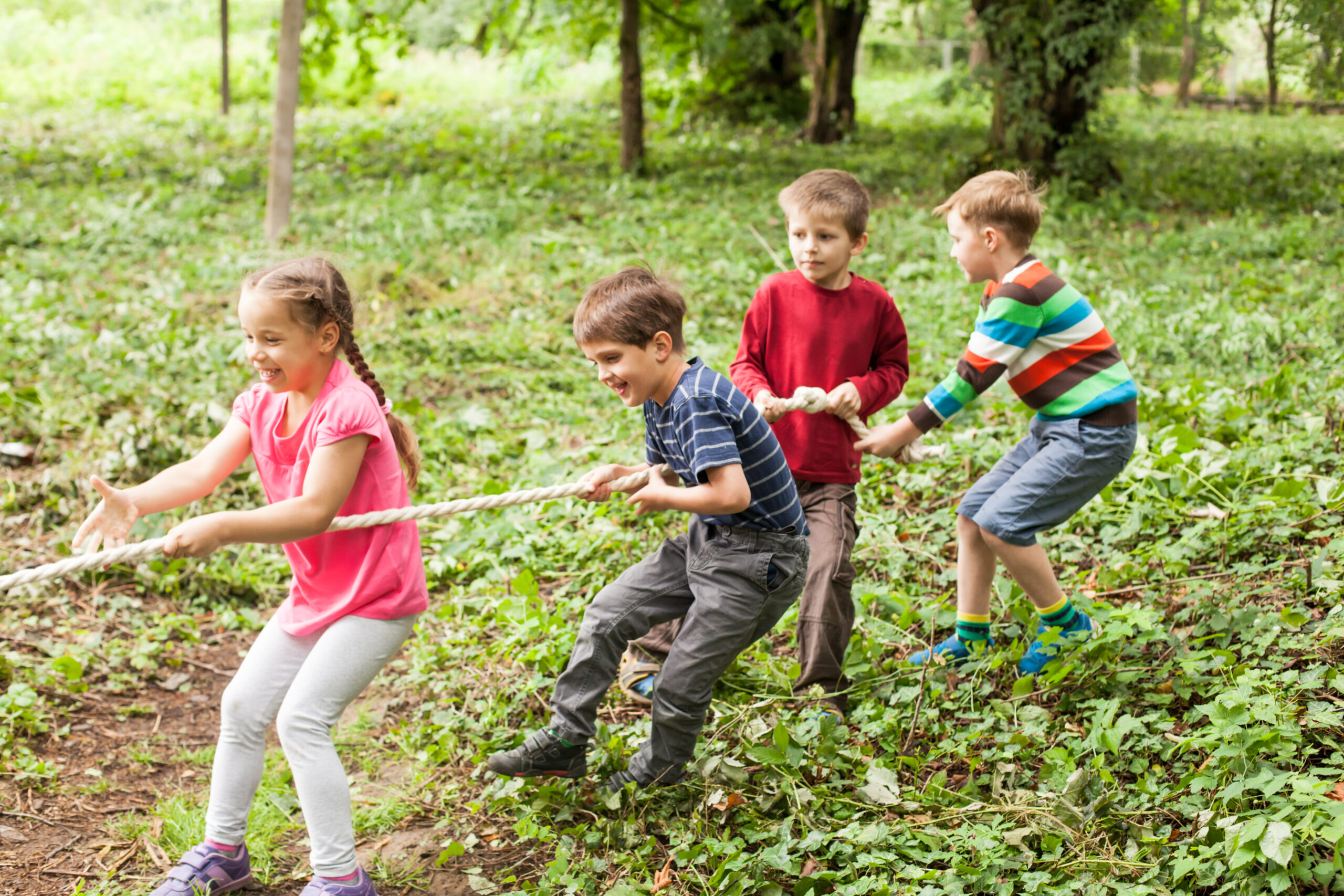 Kinder spielen tauziehen